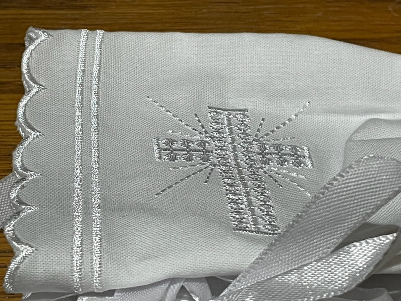BABY BONNET CROSS SCALLOP EDGE