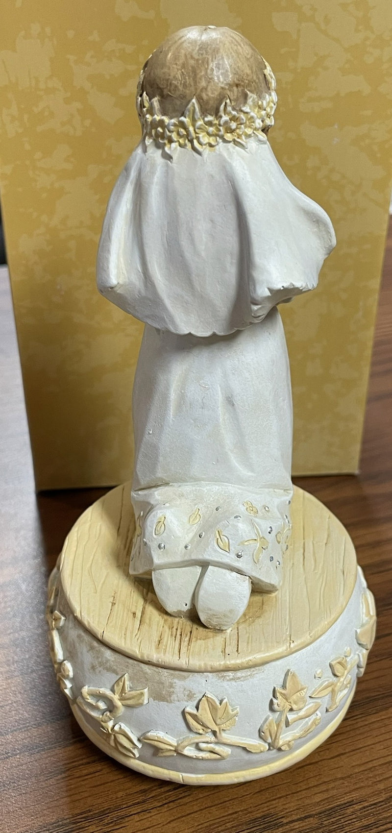 6.5" MUSICAL GIRL KNEELING